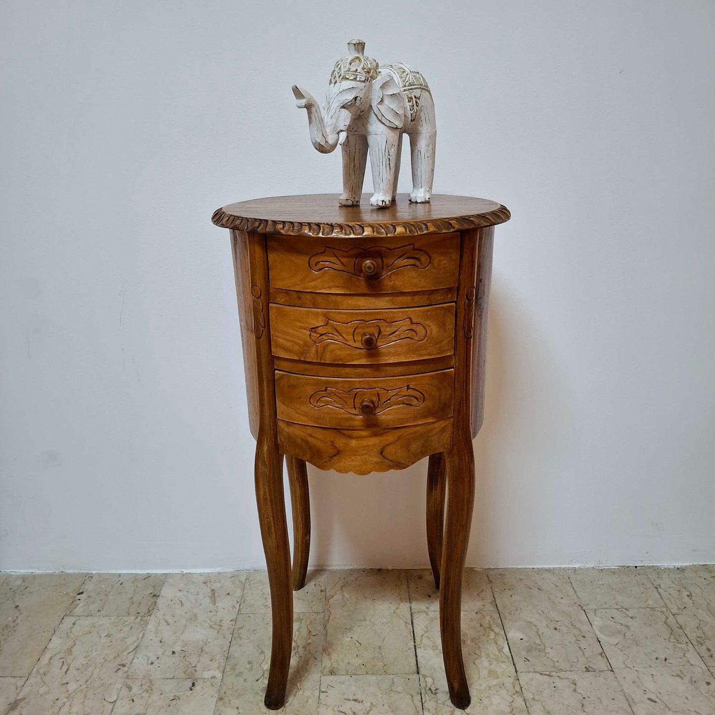Table de chevet de style Art Nouveau sculptée en bois de teck