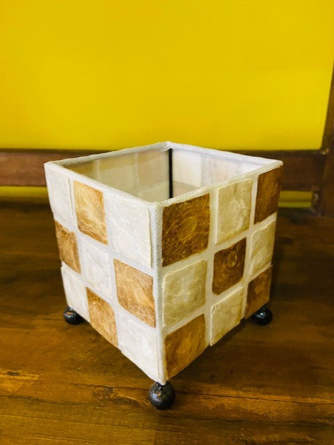 Bougeoir cube en nacre et or blanc, style minimaliste