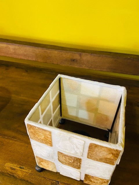 Bougeoir cube en nacre et or blanc, style minimaliste