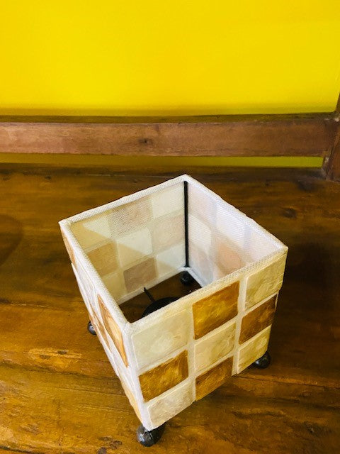Bougeoir cube en nacre et or blanc, style minimaliste