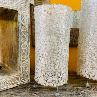 Lampe cylindrique blanche en nacre abat-jour ethnique