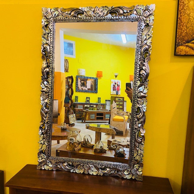 Miroir ethnique avec cadre en bois décapé noir
