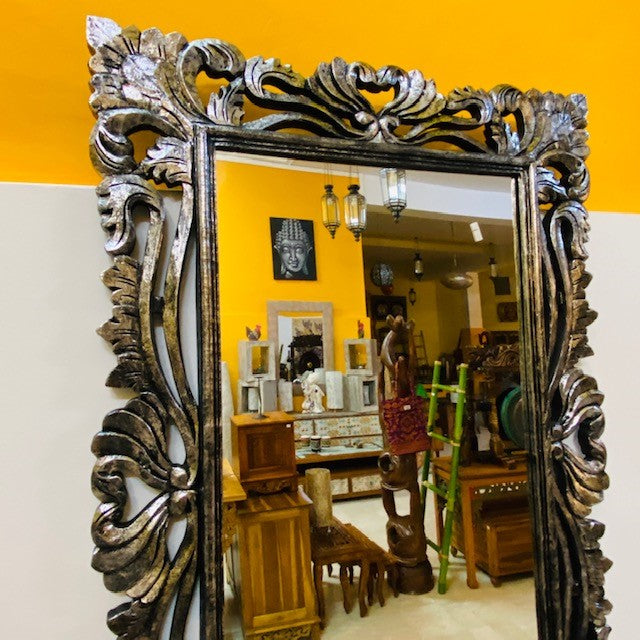 Miroir ethnique ancien avec cadre en bois argenté