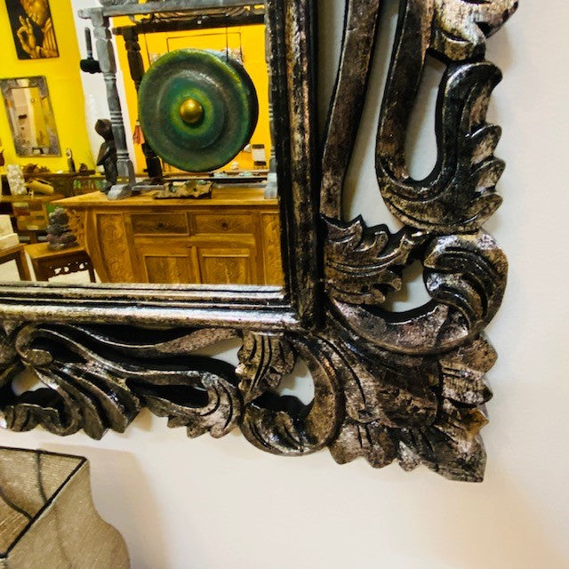 Miroir ethnique ancien avec cadre en bois argenté