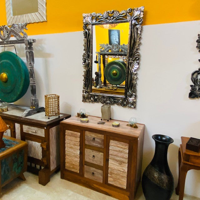 Miroir ethnique ancien avec cadre en bois argenté