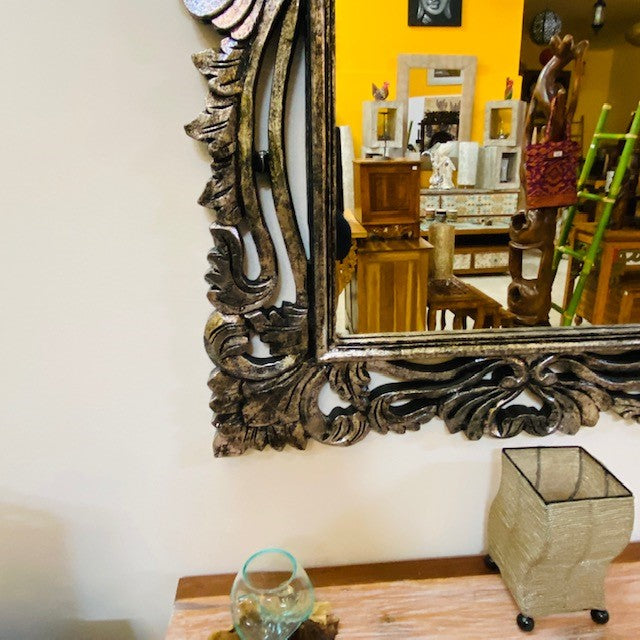 Miroir ethnique ancien avec cadre en bois argenté