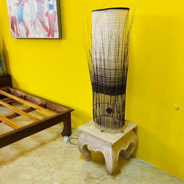 Lampadaire ethnique en tissu blanc et fils dorés