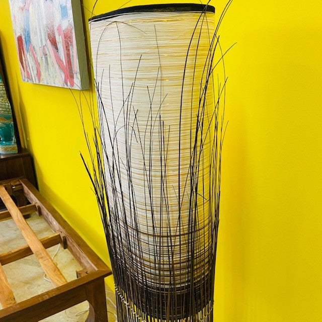 Lampadaire ethnique en tissu blanc et fils dorés