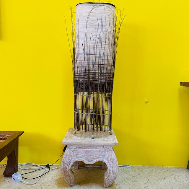 Lampadaire ethnique en tissu blanc et fils dorés