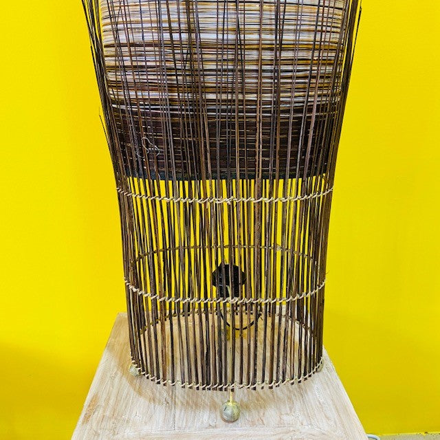 Lampadaire ethnique en tissu blanc et fils dorés