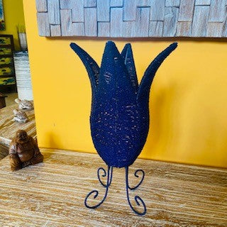 Lampe ethnique abat-jour tulipe bleue en fer et perles