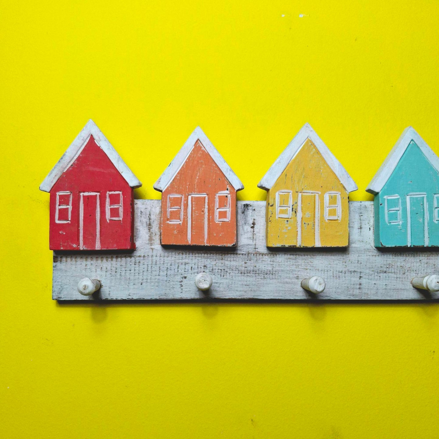 Attaccapanni casette colorate stile etnico in legno