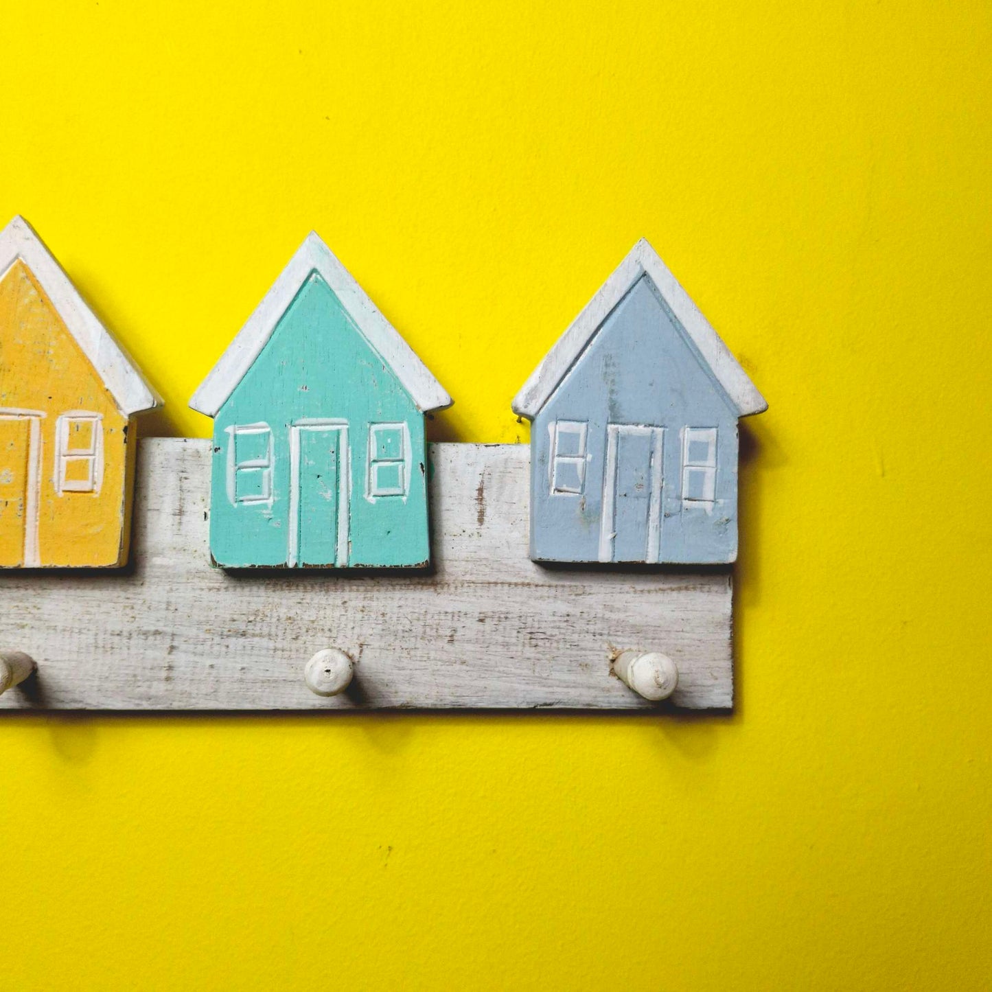 Attaccapanni casette colorate stile etnico in legno