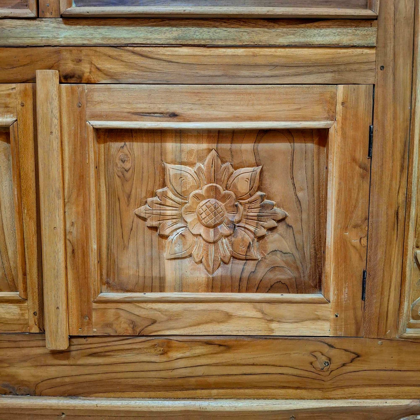 Buffet de style colonial en bois de teck