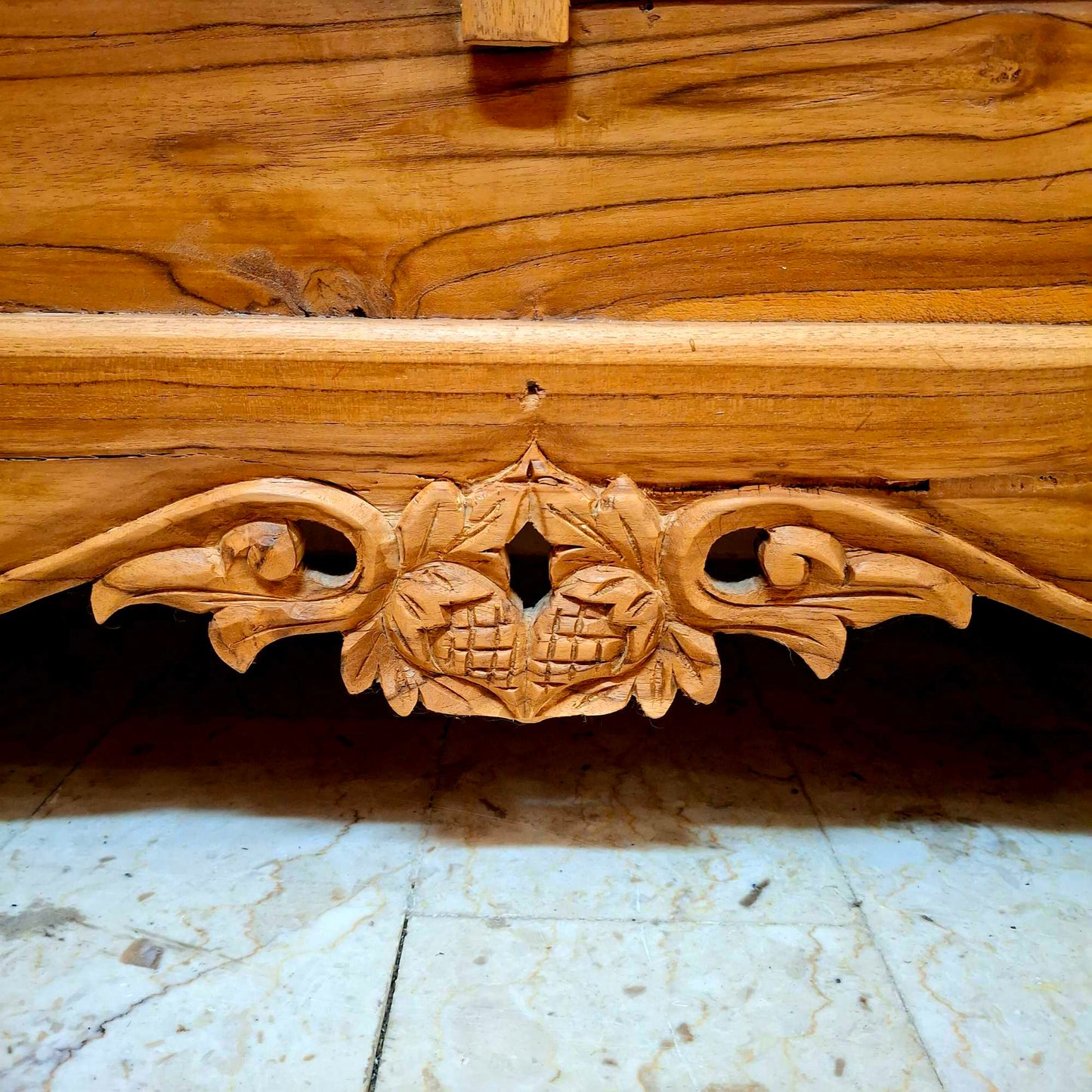 Buffet de style colonial en bois de teck