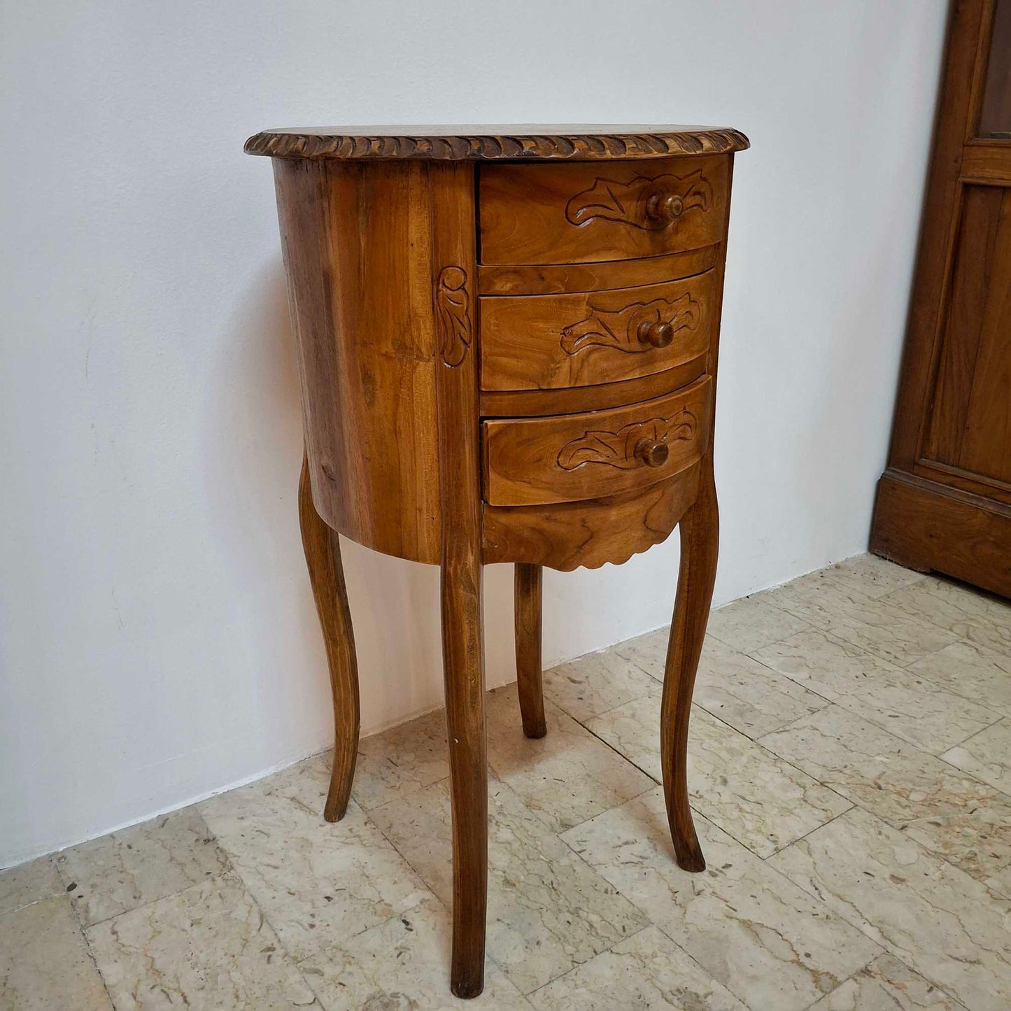 Table de chevet de style Art Nouveau sculptée en bois de teck