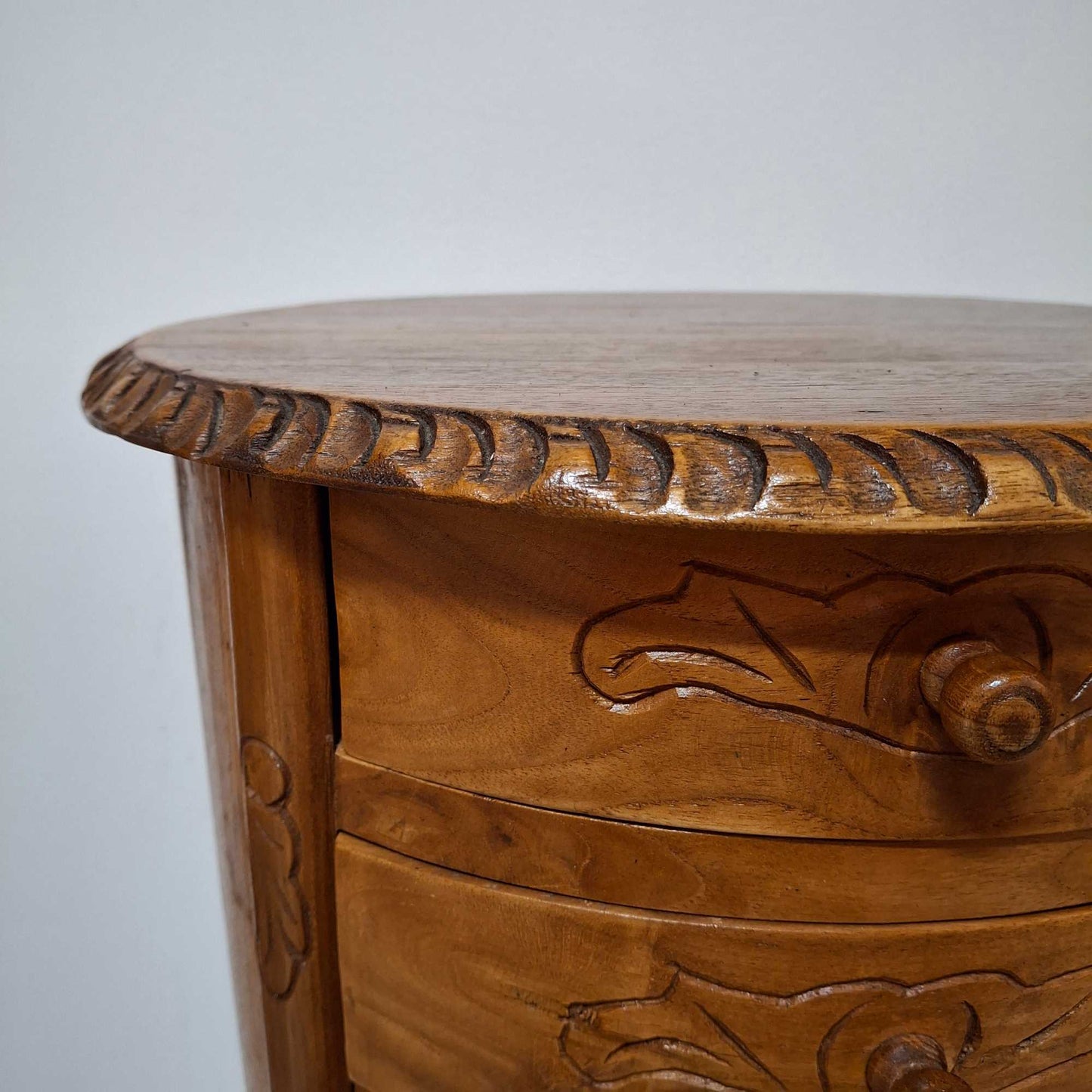 Table de chevet de style Art Nouveau sculptée en bois de teck