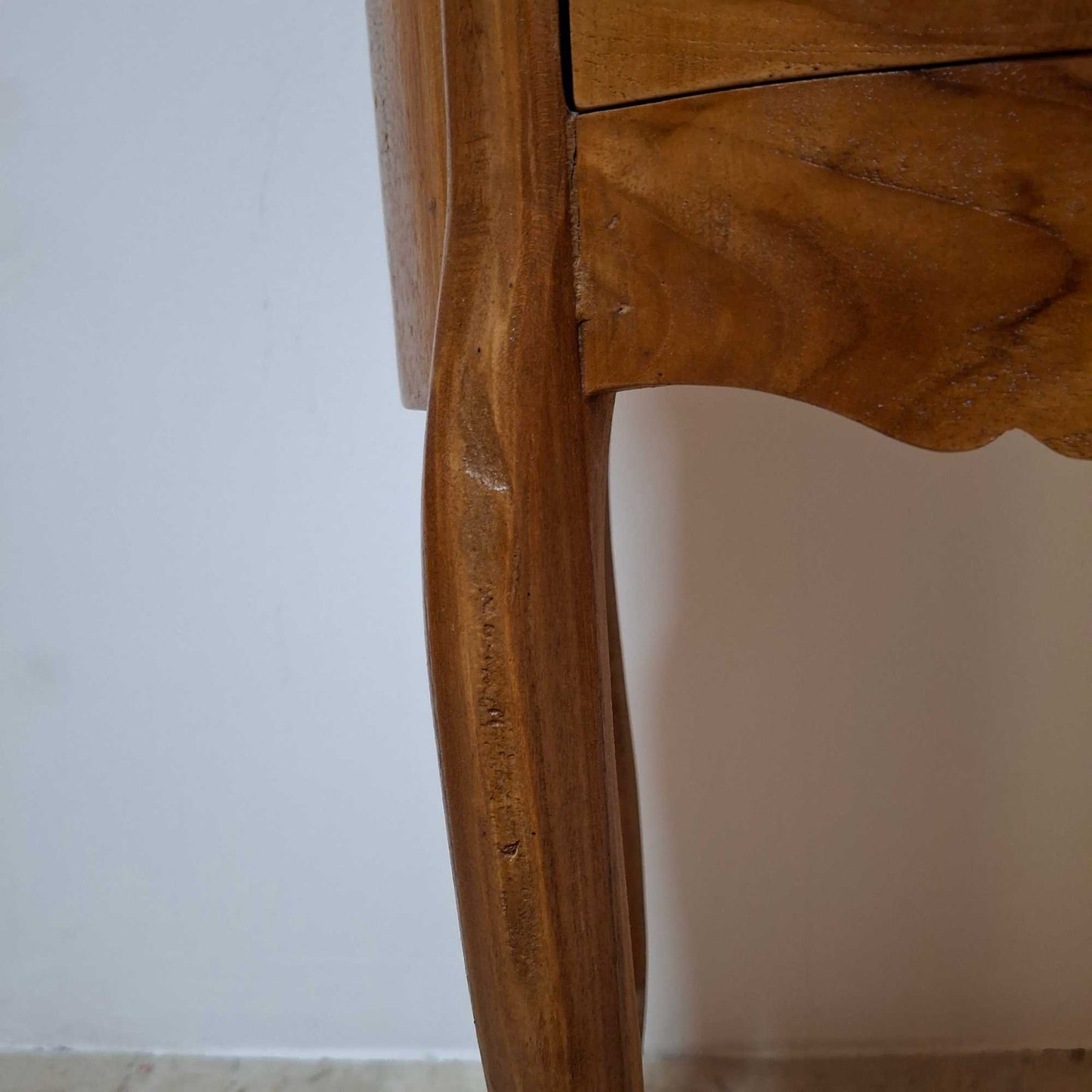 Table de chevet de style Art Nouveau sculptée en bois de teck