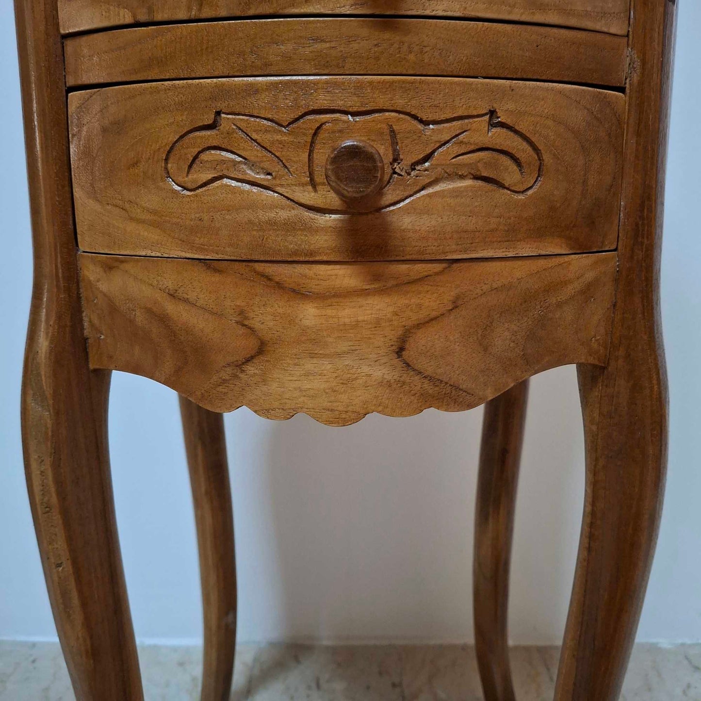 Table de chevet de style Art Nouveau sculptée en bois de teck