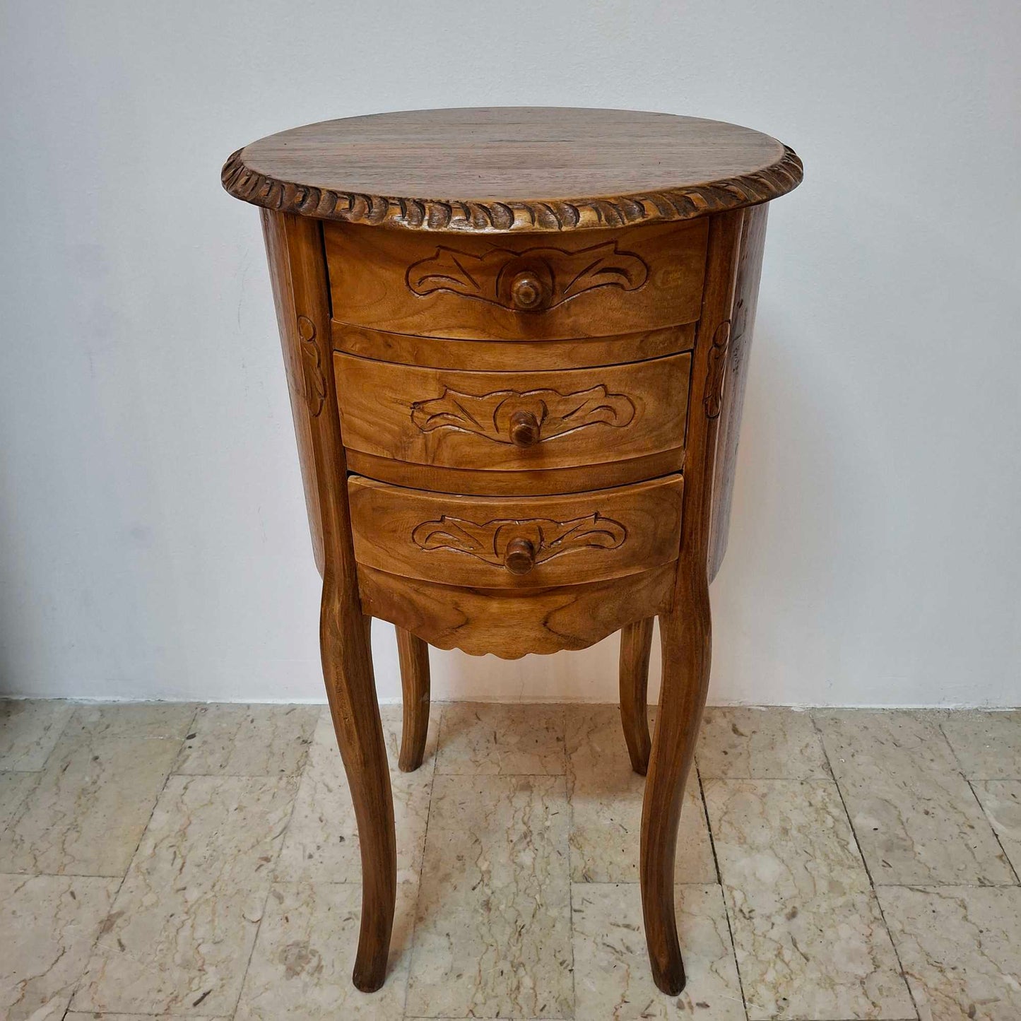 Table de chevet de style Art Nouveau sculptée en bois de teck
