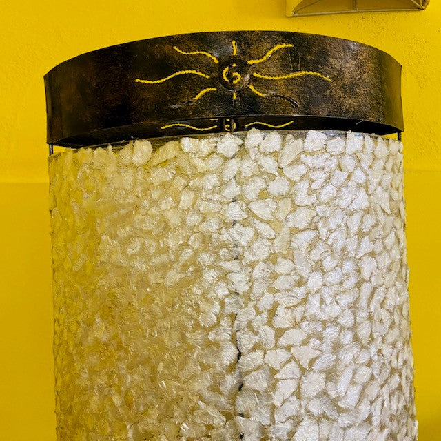 Lampe ethnique en fer et nacre abat-jour chic