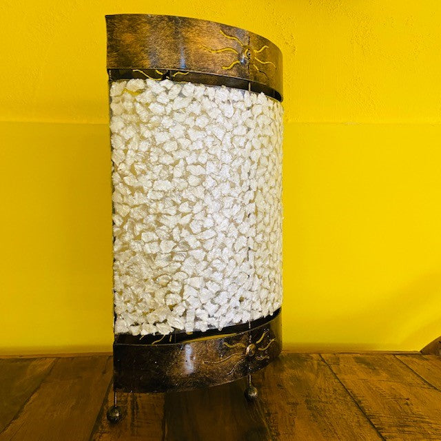 Lampe ethnique en fer et nacre abat-jour chic