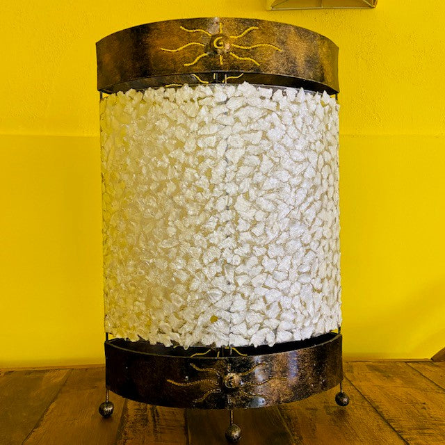 Lampe ethnique en fer et nacre abat-jour chic