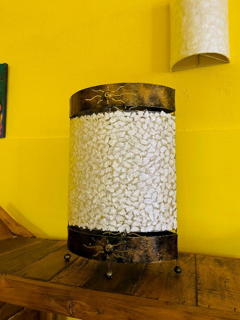 Lampe ethnique en fer et nacre abat-jour chic