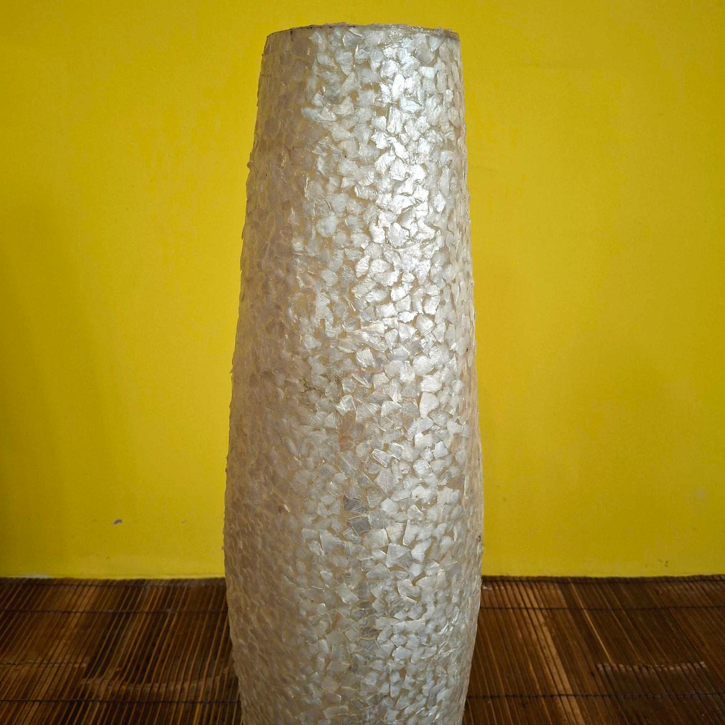 Lampada da terra in mosaico di madre perla bianco