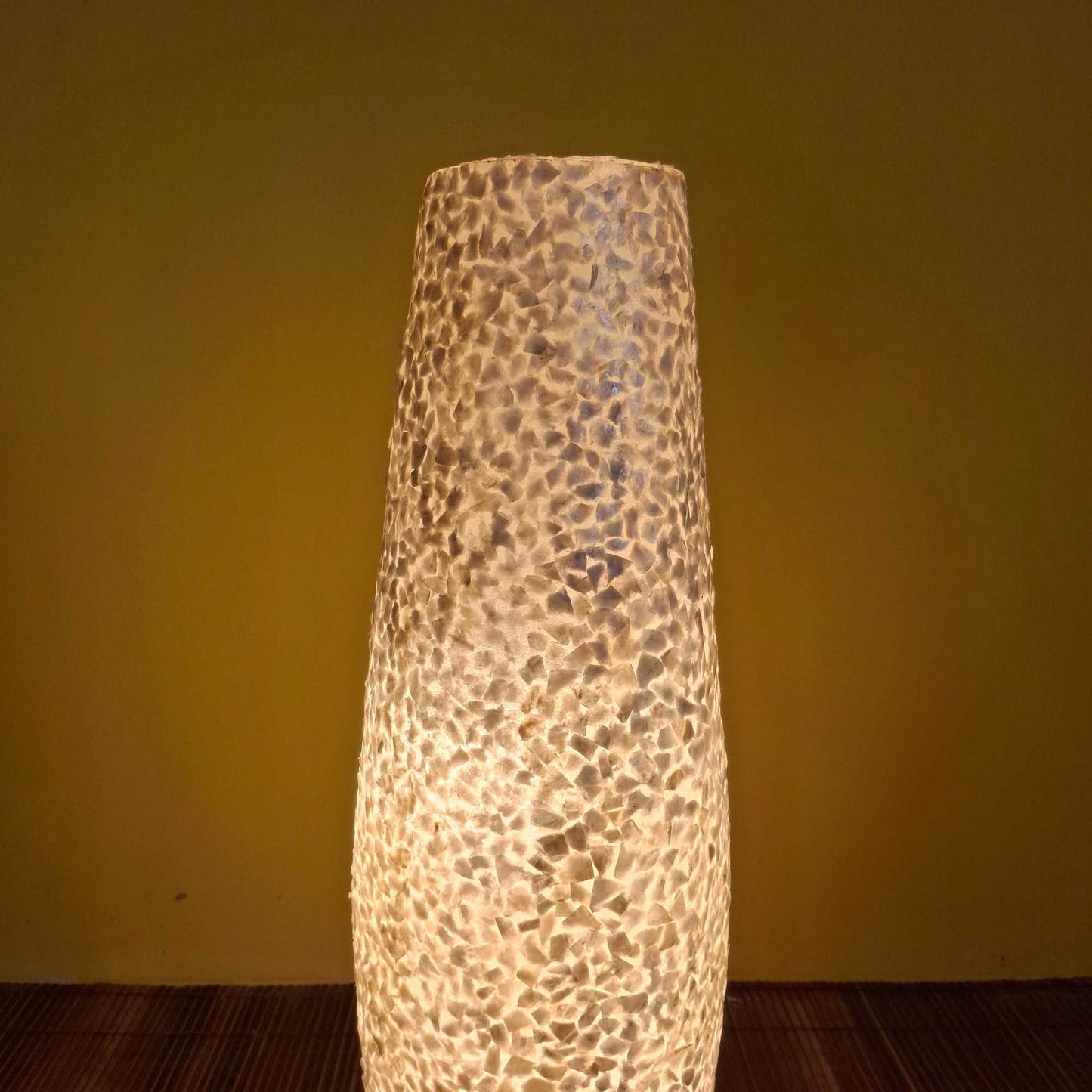 Lampada da terra in mosaico di madre perla bianco