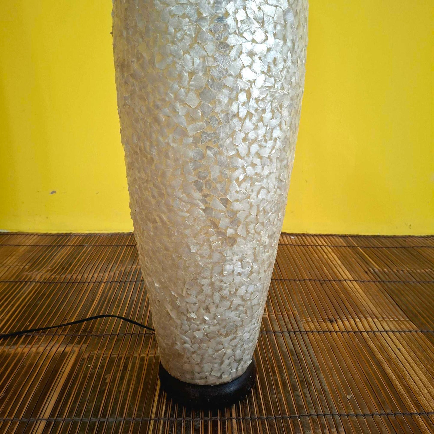 Lampada da terra in mosaico di madre perla bianco