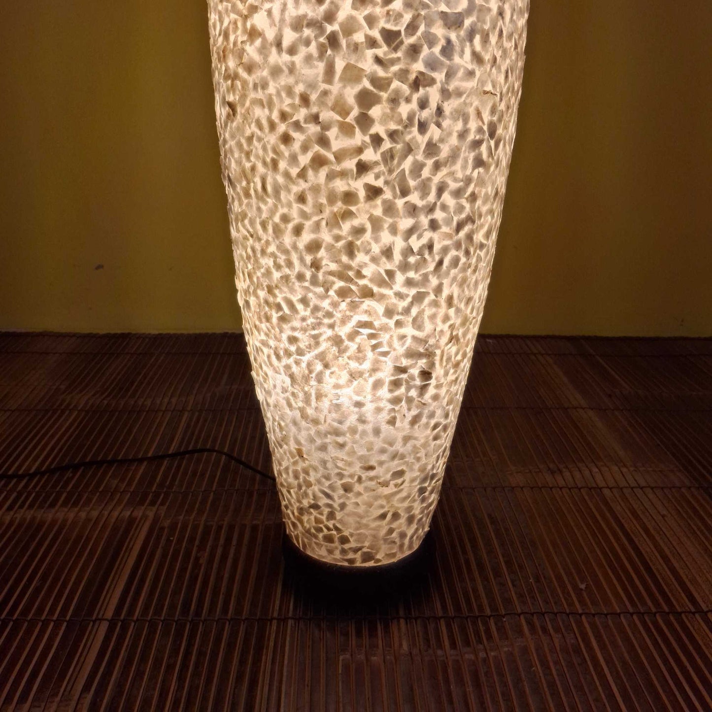 Lampada da terra in mosaico di madre perla bianco
