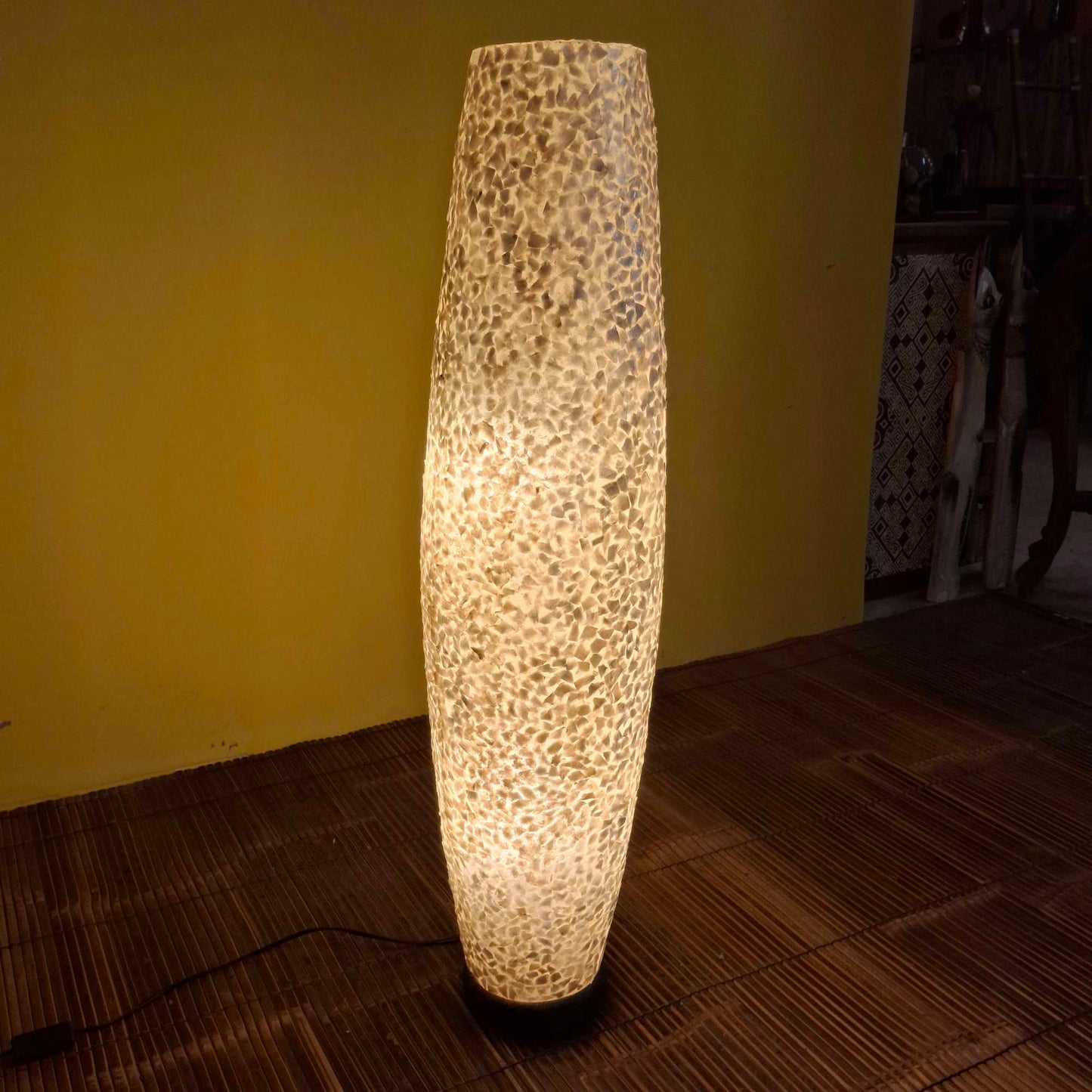 Lampada da terra in mosaico di madre perla bianco