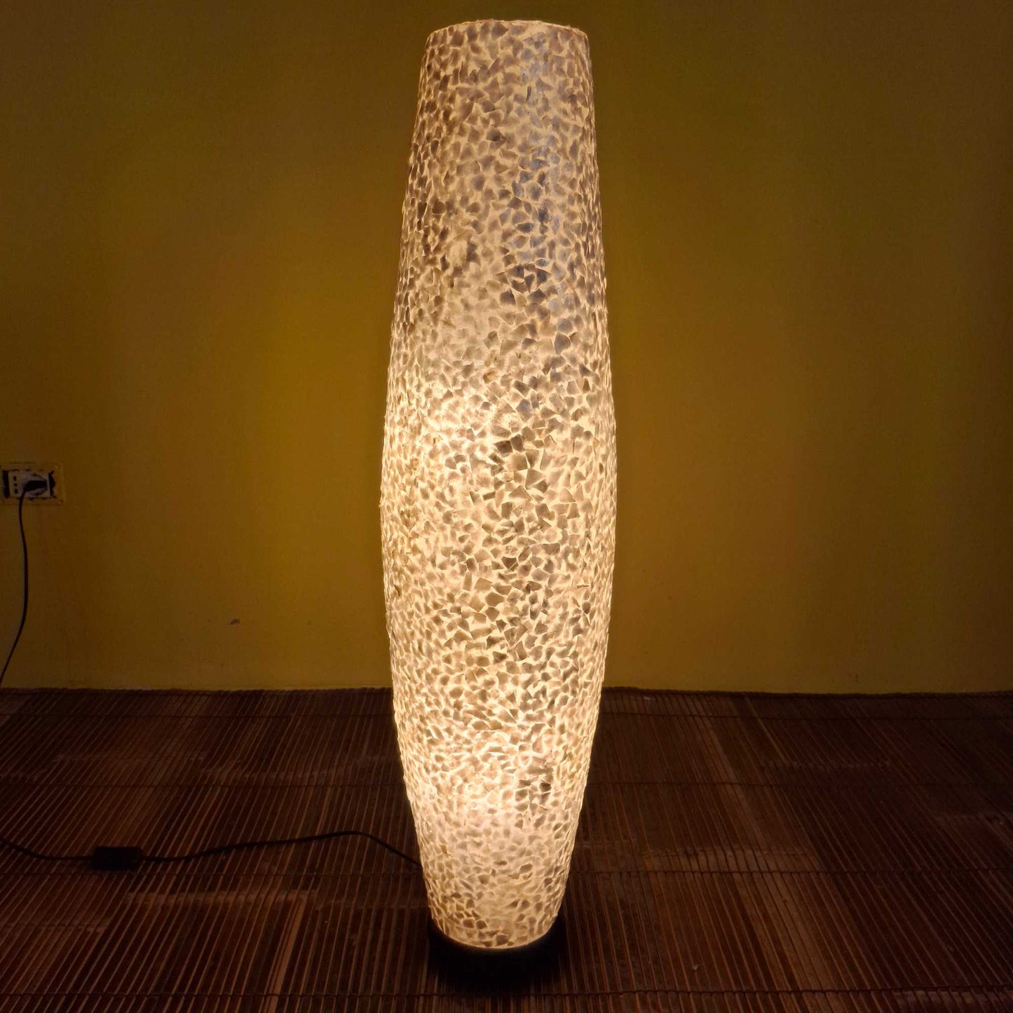 Lampada da terra in mosaico di madre perla bianco