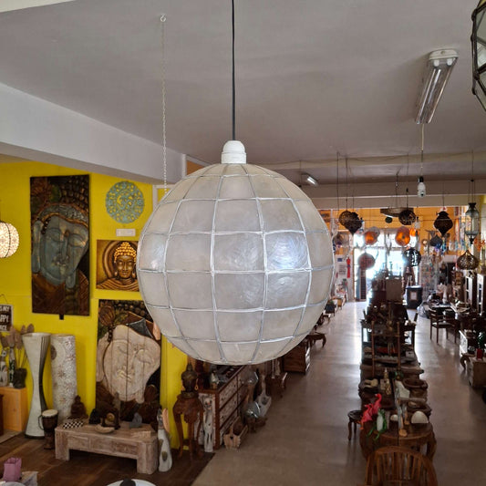 Lampadario a sfera in madre perla e ferro battuto