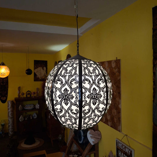 Lampadario etnico in ferro battuto e tessuto ricamato