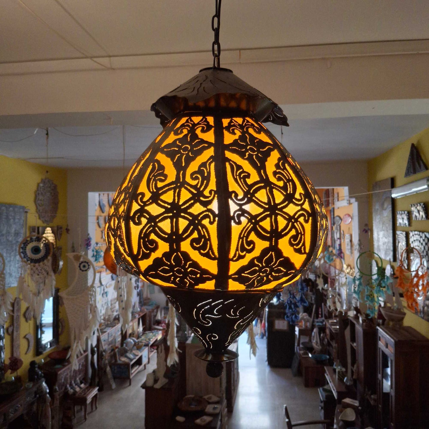 Lampadario etnico in ferro ricamato e tessuto