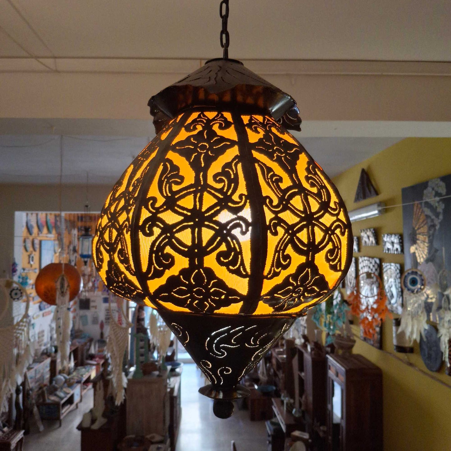 Lampadario etnico in ferro ricamato e tessuto