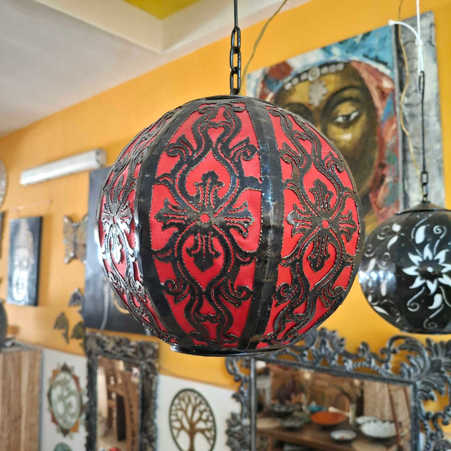 Lampadario in ferro battuto ricamato e tessuto rosso