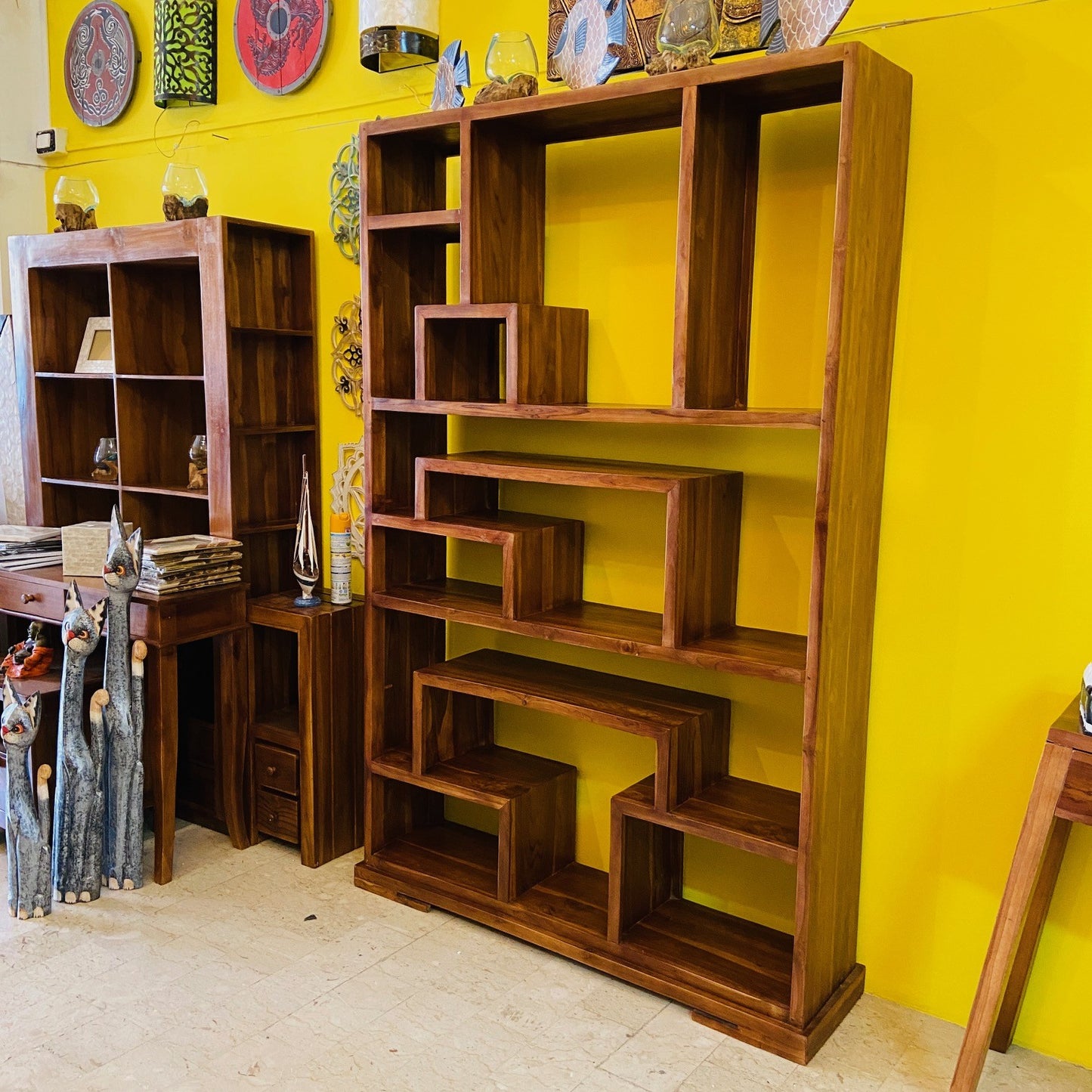 Bibliothèque minimaliste en teck massif avec étagères irrégulières