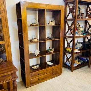 Libreria etnica stile moderno con ripiani e cassetti