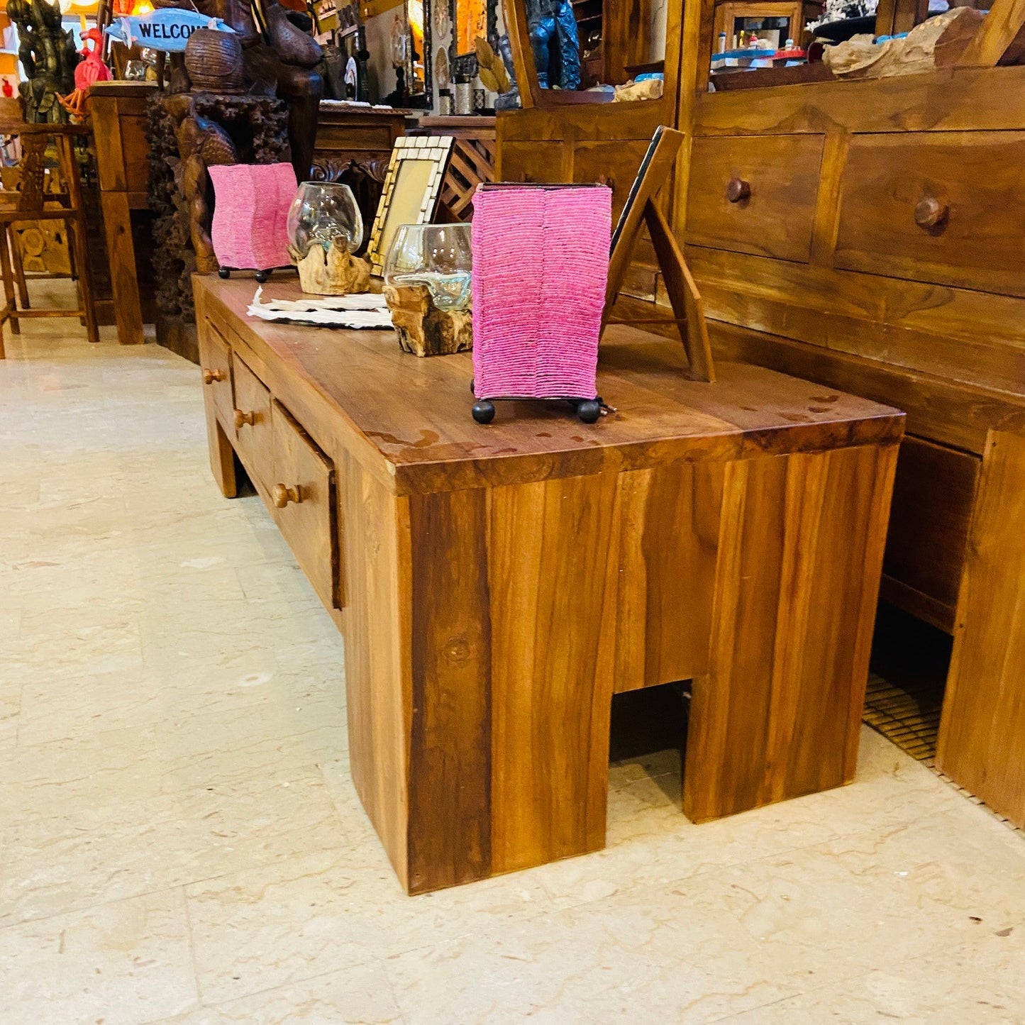 Table basse minimaliste en bois de teck et meuble TV