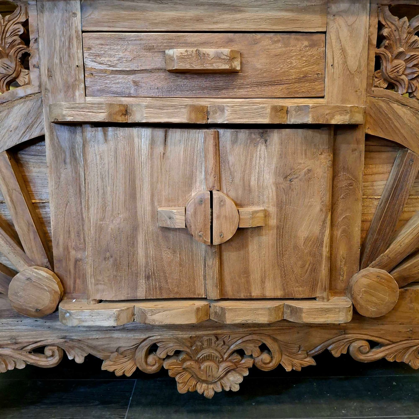 Mobile buffet rustico in legno teak intagliato