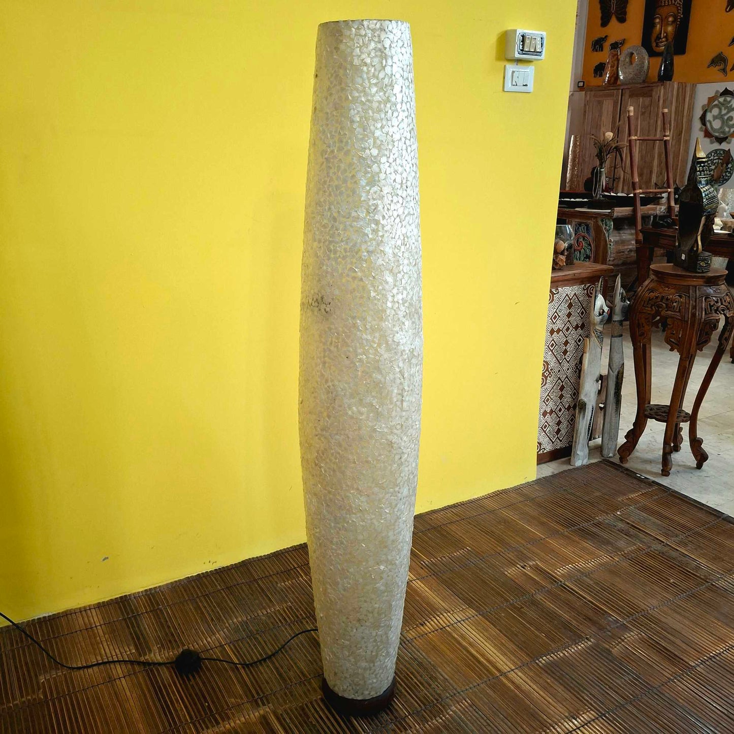 Piantana in ferro battuto e madre perla bianca