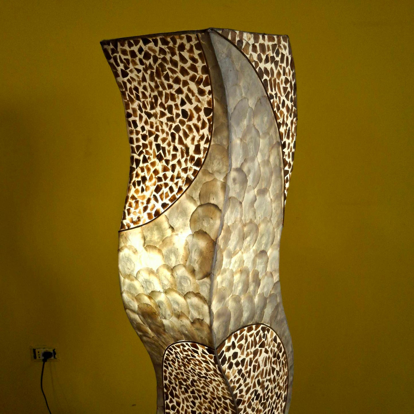 Piantana in ferro battuto e madre perla oro e bianco