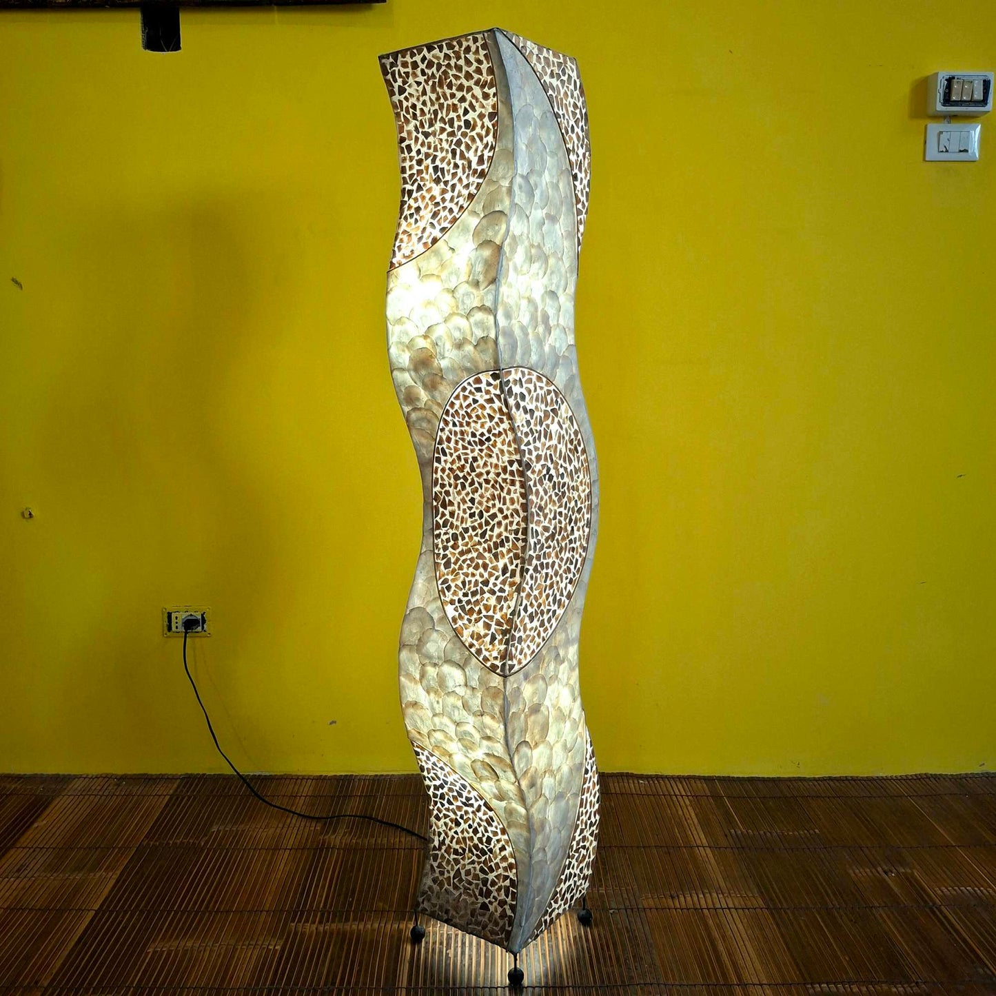 Piantana in ferro battuto e madre perla oro e bianco