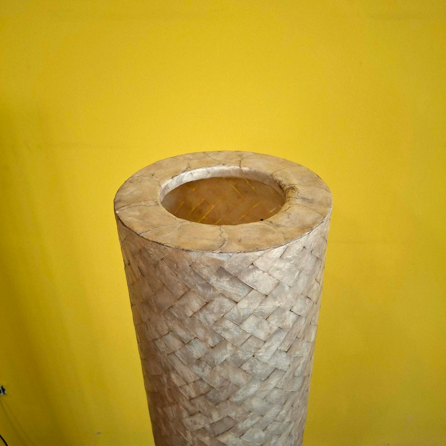 Piantana in ferro battuto e mosaico di madre perla bianca