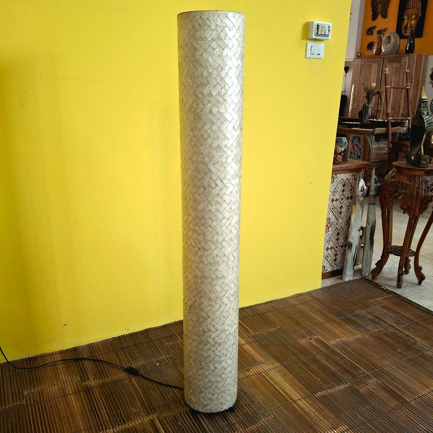 Piantana in ferro battuto e mosaico di madre perla bianca