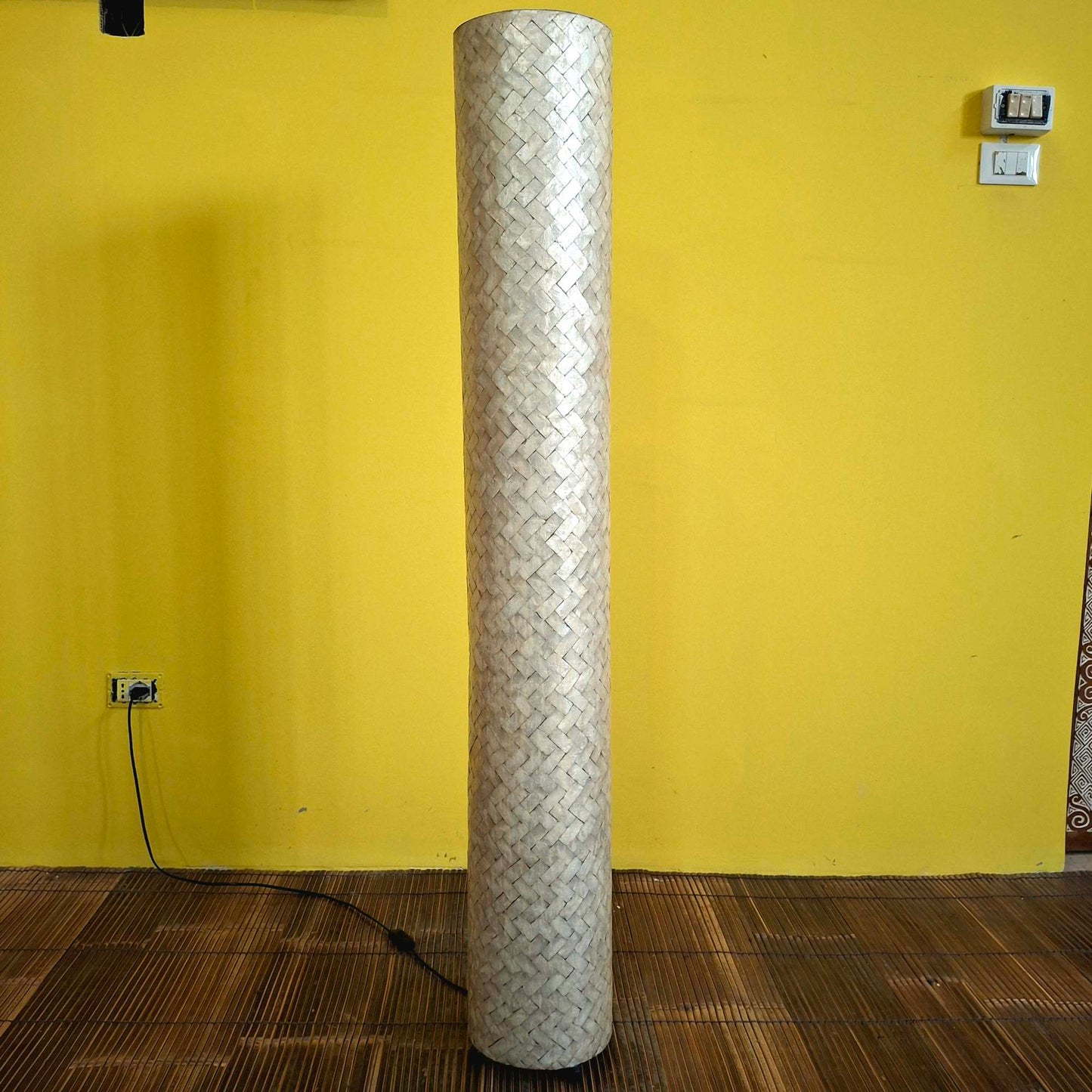 Piantana in ferro battuto e mosaico di madre perla bianca