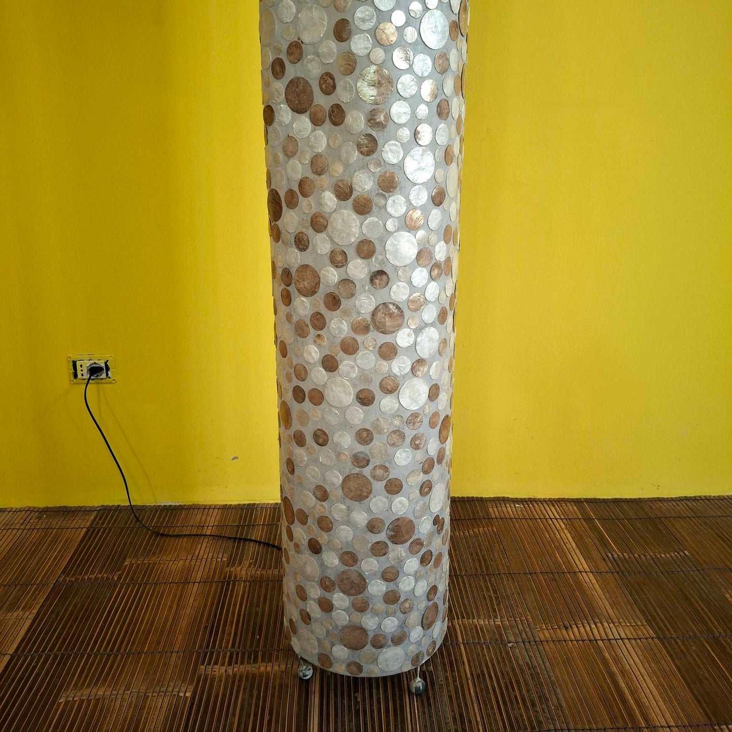 Piantana in madre perla e ferro battuto oro e bianco